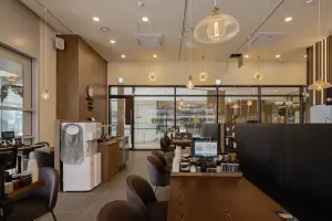 우드톤 감성의 모던 캐주얼 돈까스 전문점